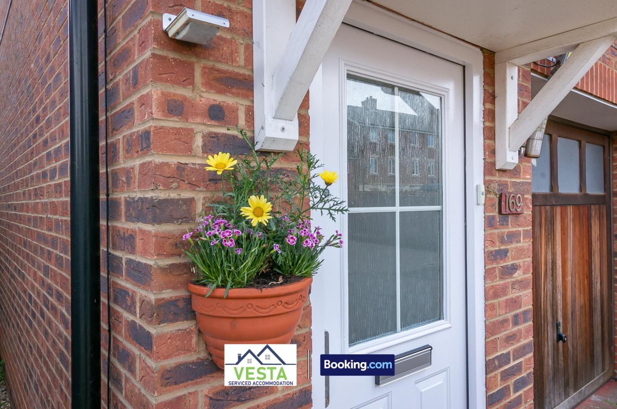 Three Bedroom Apartment By Vesta Serviced Accommodation & Short Lets Hatfield With Free Parking Экстерьер фото