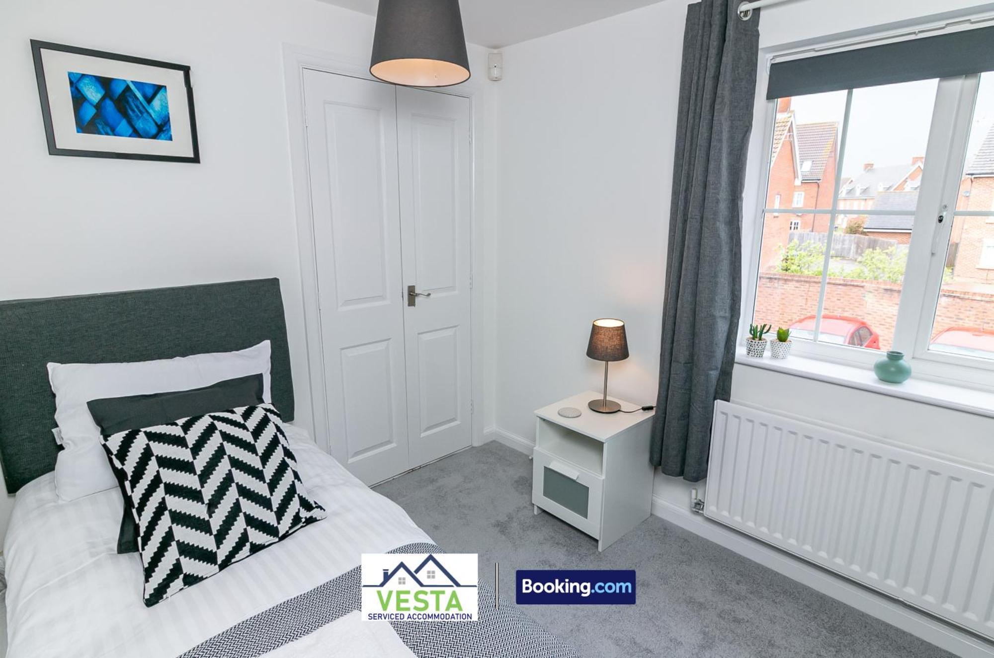 Three Bedroom Apartment By Vesta Serviced Accommodation & Short Lets Hatfield With Free Parking Экстерьер фото