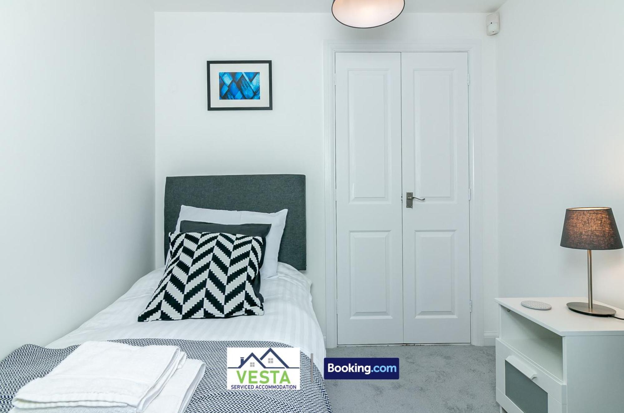Three Bedroom Apartment By Vesta Serviced Accommodation & Short Lets Hatfield With Free Parking Экстерьер фото